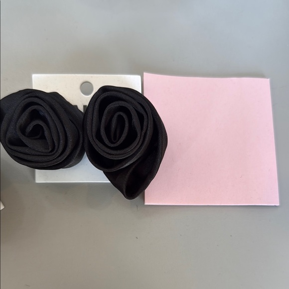 Elegant Tan and Black Rose satin earrings - Picture 3 of 3